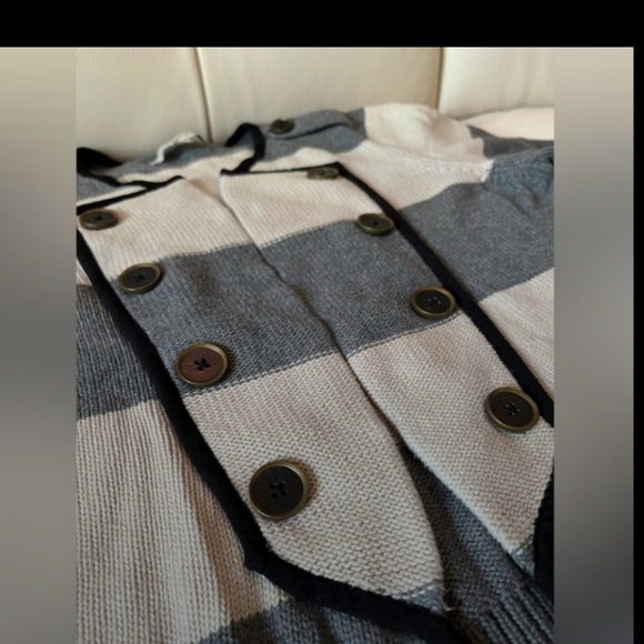 Chunky Knit Blazer Cardigan With Button Detail EUC size LP - Picture 4 of 10